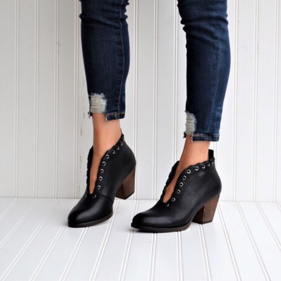 🍂🆕🎉HP🎉5⭐️Best Seller Eyelet Bootie - Picture 4 of 5